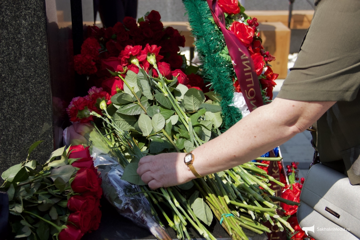 Кто умер 5 апреля. Возложение цветов военнослужащими. Фото возложение цветов к памятнику.