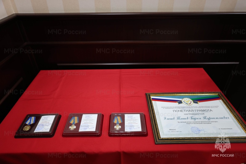 В Ситуационном центре Республики Дагестан торжественно наградили молодых людей, которые проявили героизм при спасении утопающих