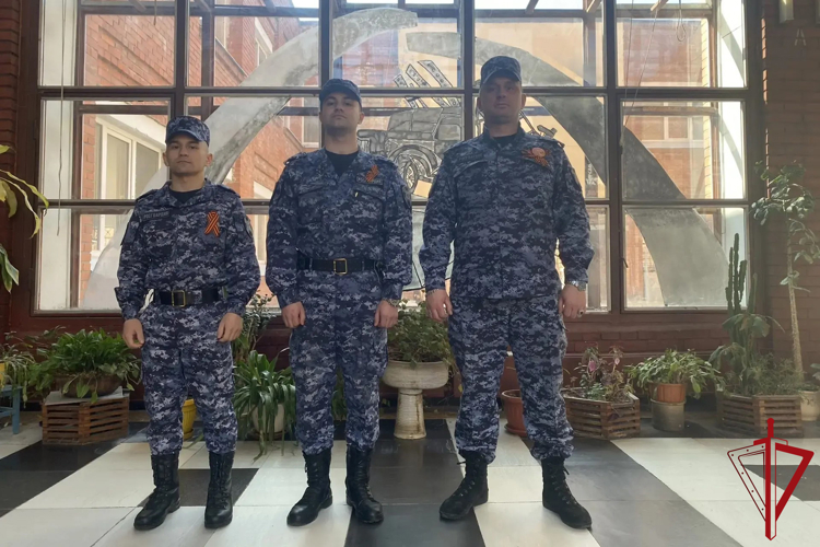 В Санкт-Петербурге сотрудники Росгвардии приняли участие в акции «Окна Победы»