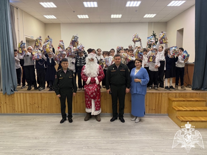 Дед Мороз специального назначения Росгвардии поздравил детей-сирот с наступающим Новым годом в Дагестане