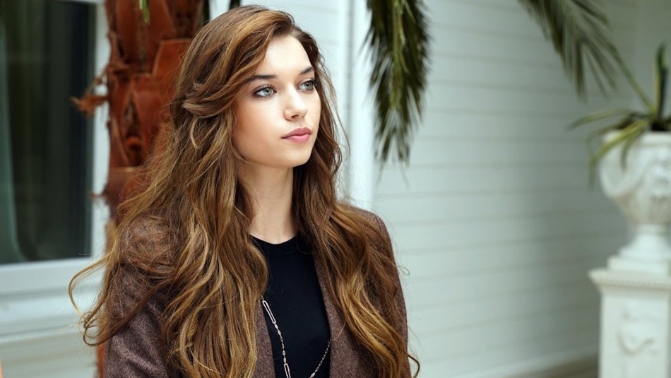 Афра Сарачоглу: путь от модельного бизнеса до звезды турецких сериалов