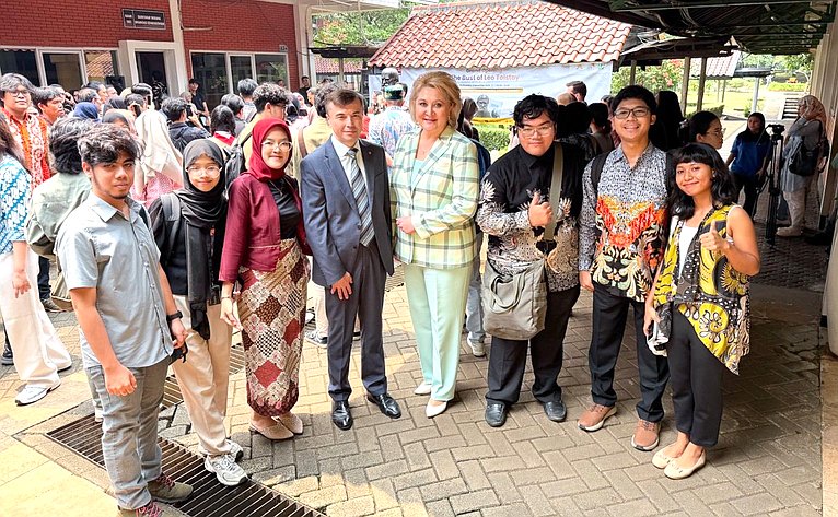 Делегация Совета Федерации в Университете Индонезии в Джакарте приняла участие в церемонии открытия бюста Л.Н. Толстому