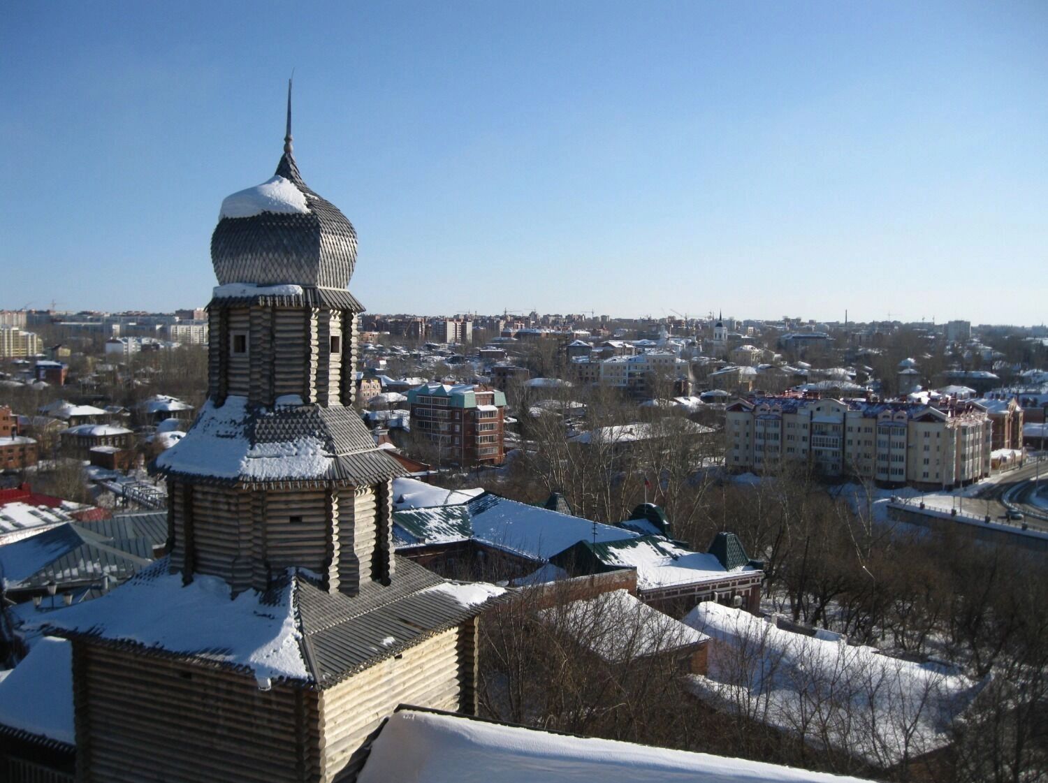 Томск знаменит уникальной деревянной архитектурой. В центре города разбросаны дома, украшенные кружевной резьбой.