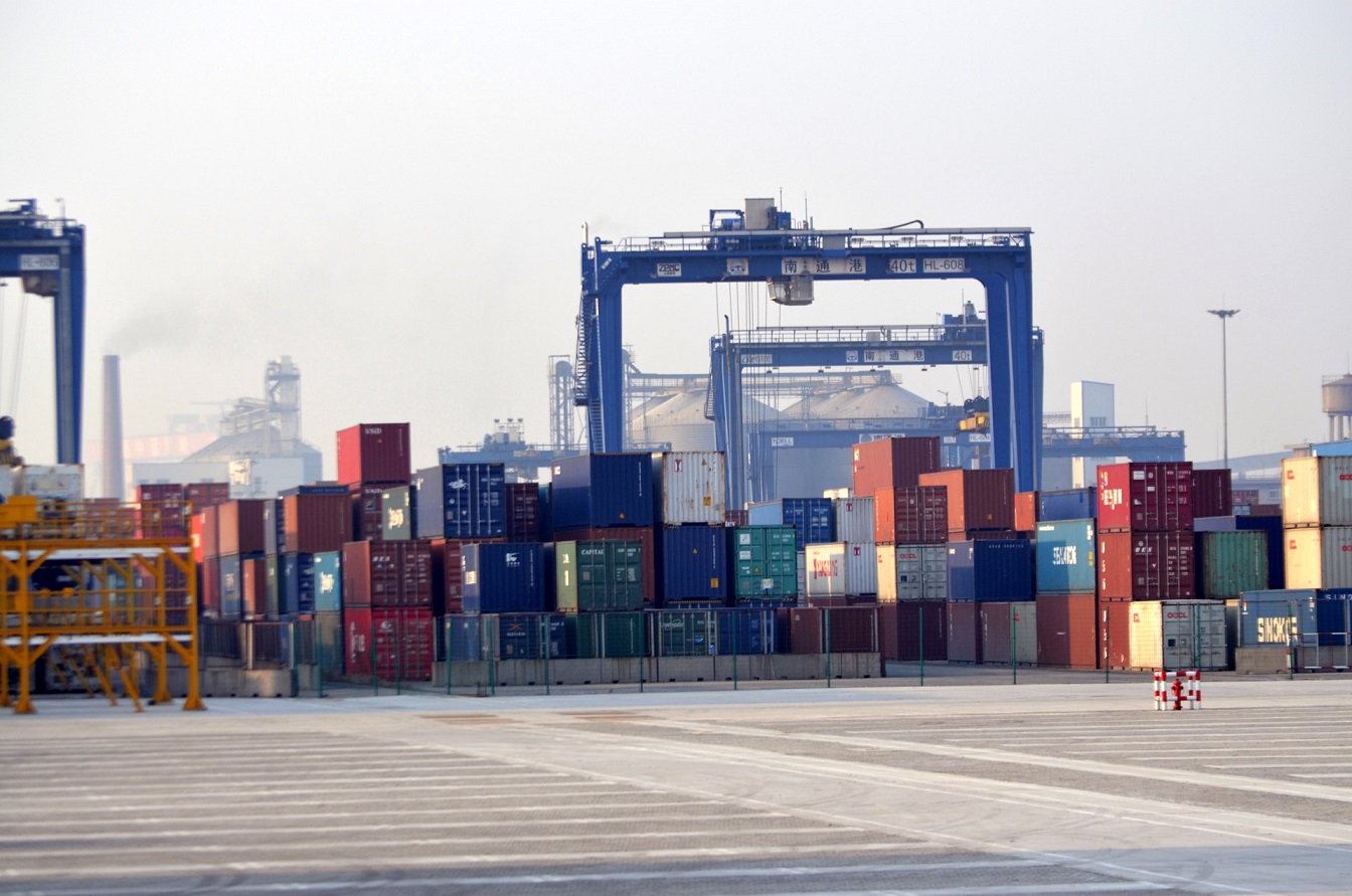 Контейнеры в порту. Контейнерный поезд. Импорт контейнеры. Импорт контейнеры. Экспорт.