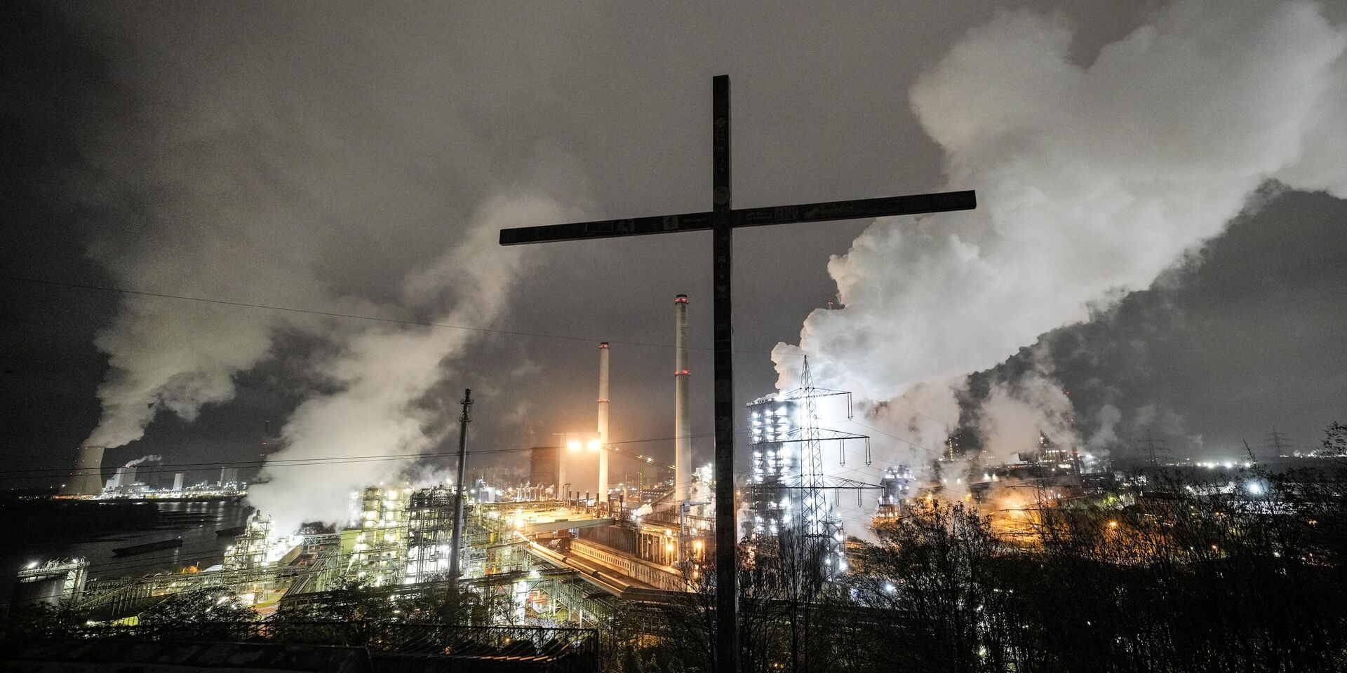 Крест перед коксохимическим заводом Schwelgern, принадлежащим немецкому производителю стали ThyssenKrupp в Дуйсбурге, Германия. - ИноСМИ, 1920, 03.11.2025