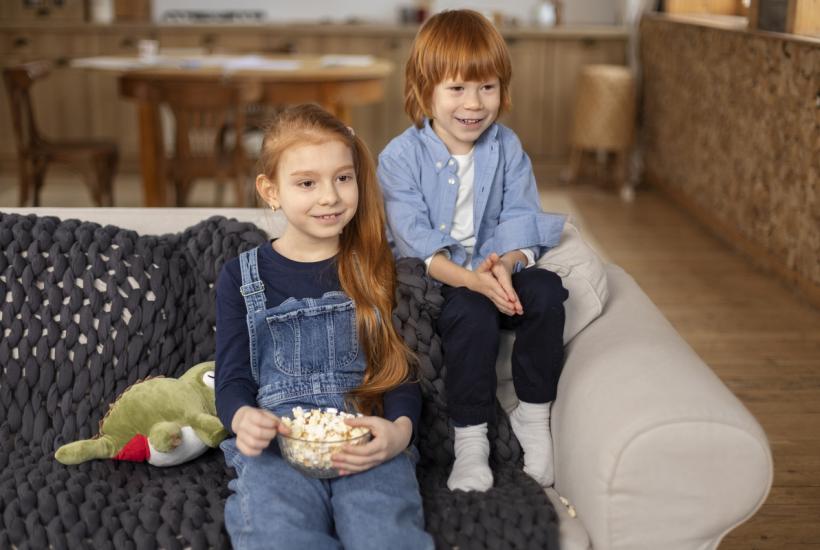 Дети смотрят фильм