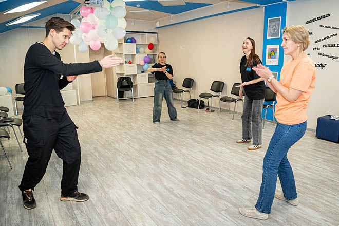 Преподаватель ВГИКа Анатолий Черников провёл мастер-классы по актёрскому мастерству для всех коллективов, принимавших участие в фестивале. Одно из упражнений – передача импульса движения от одного артиста другому. ФОТО: ЗЕМФИРА АЗАМАТОВА