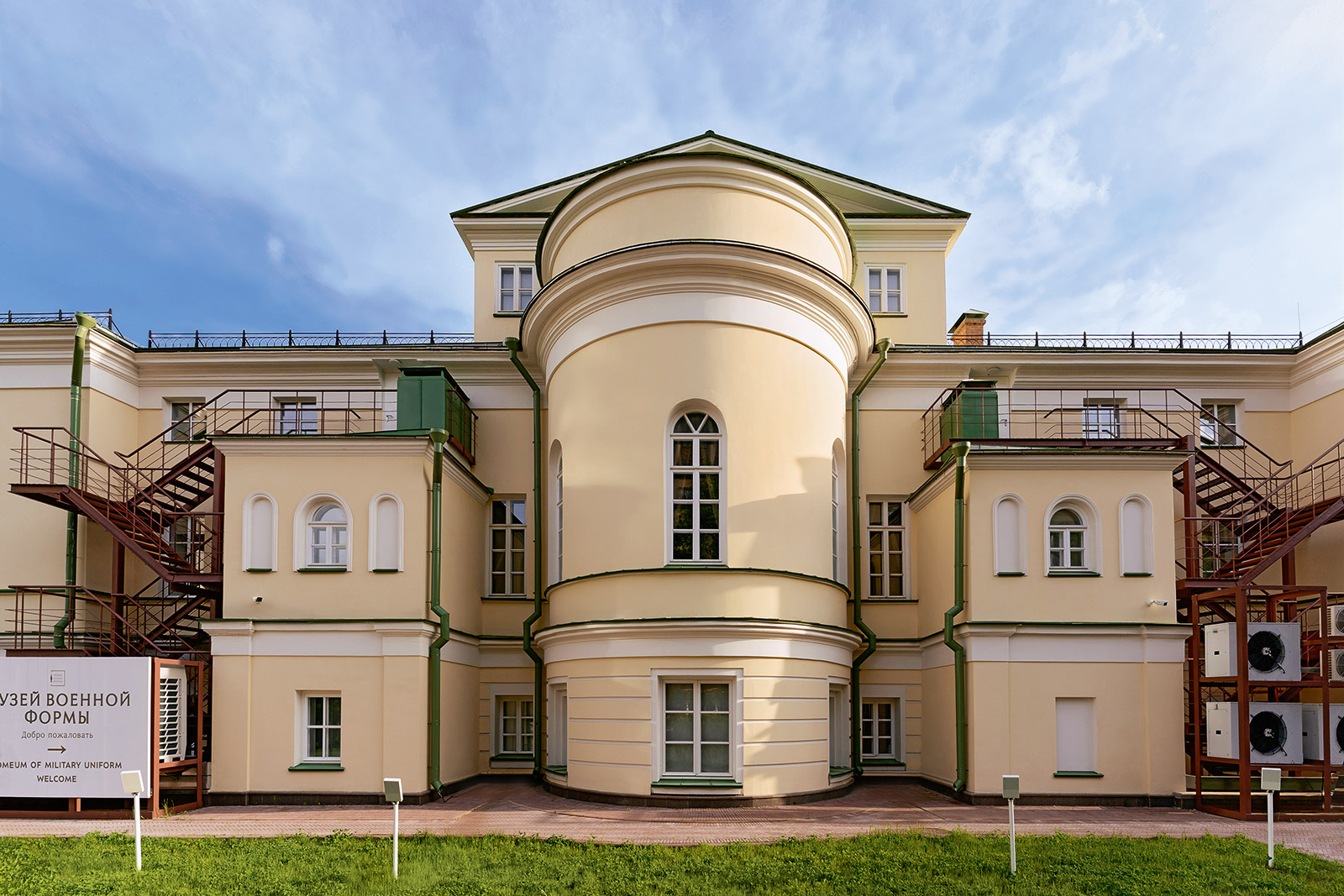 Дворянские усадьбы 18 века в россии. Усадьба стаховичей в с пальна-михайловка усыпальница. Как называлась усадьба. Усадьба строгановых-голицыных. Небогатая дворянская усадьба.