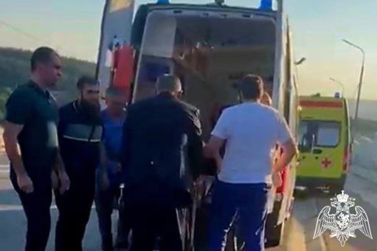 Ветераны Росгвардии оказали помощь пострадавшей в Черкесске девушке