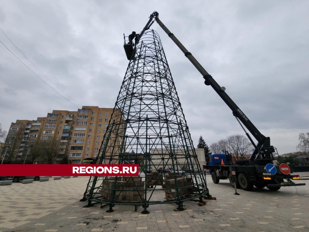 Новогоднюю ель устанавливают на главной площади Рузы