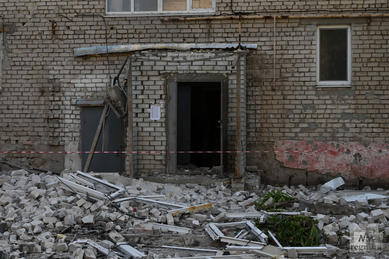 Подъезд многоэтажного дома в Первомайске, пострадавшего от удара снарядов ракеты HIMARS