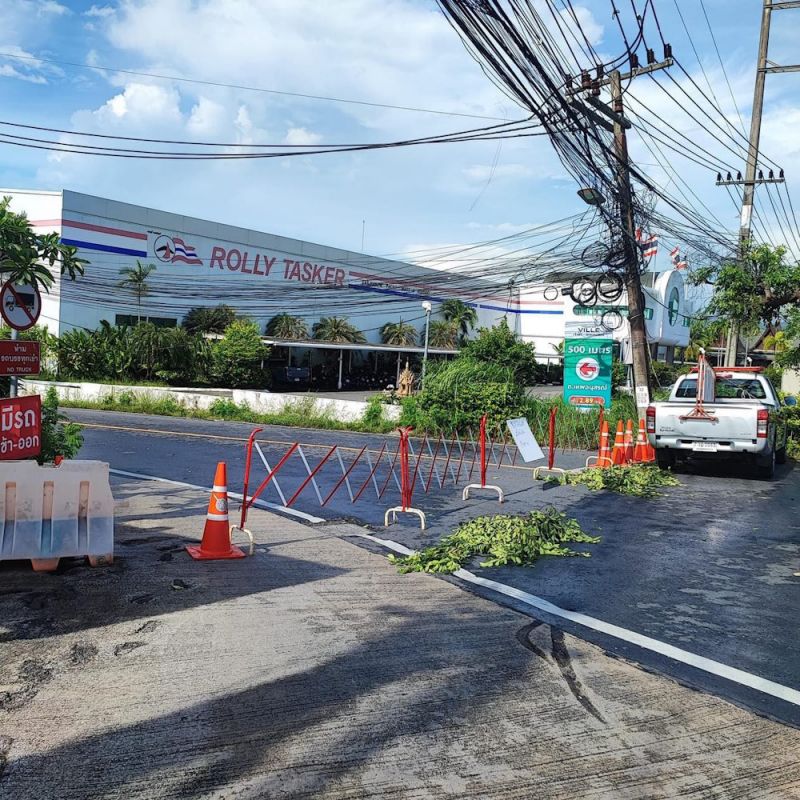 Поврежденный столб у Rolly Tasker. Фото: Phuket Info Center