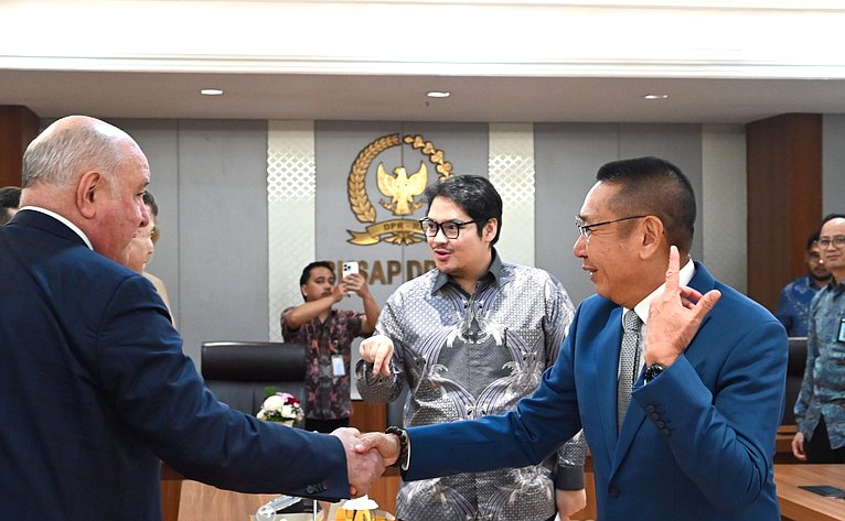 Сенаторы провели переговоры с Равиндрой Аирлангой и председателем Группы дружбы Совета народных представителей Республики Индонезии с нижней палатой российского парламента Вихади Виджаянто