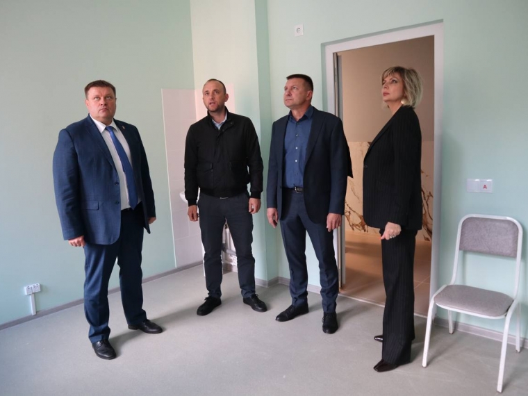 Глава омского минздрава Дмитрий Маркелов проинспектировал ход ремонтных работ в центре реабилитации детской поликлиники № 2