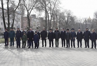 В День защитника Отечества Глава Карачаево-Черкесии возложил цветы к Вечному огню