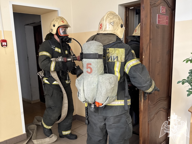 В региональном Управлении вневедомственной охраны Росгвардии совместно с подразделениями МЧС России по Смоленской области прошла тренировка по эвакуации и тушению условного пожара