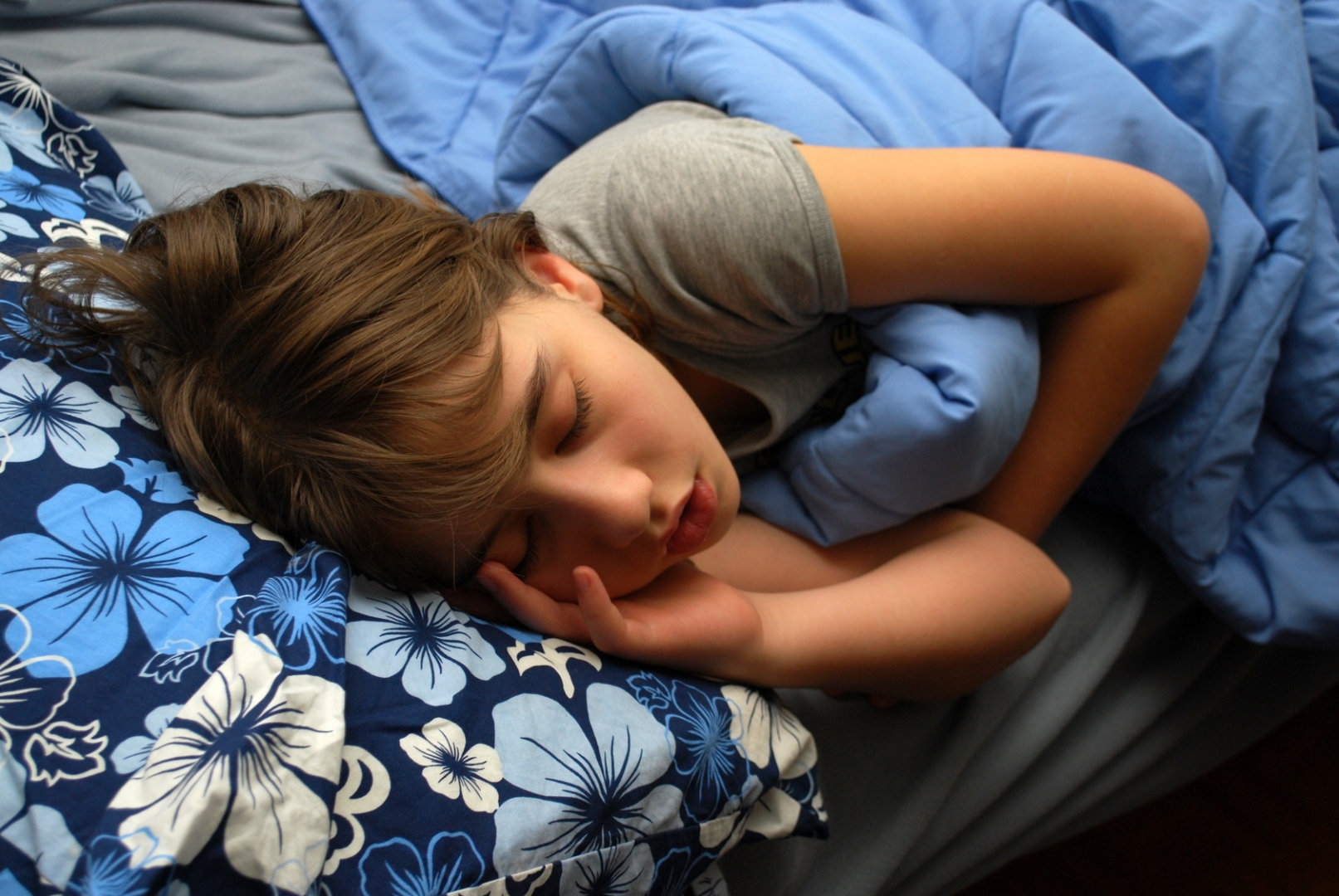 Спать с открытым ртом причины. Спящие дети с открытым ртом.