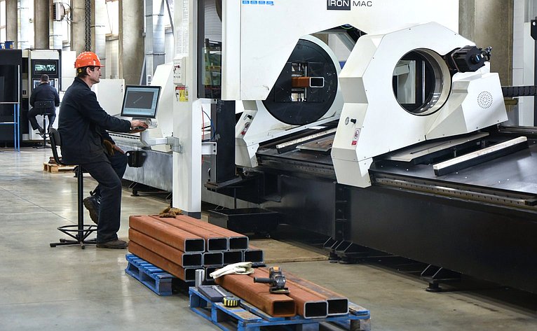 В рамках выездного совещания в Барнауле сенаторы посетили технопарк «Компонент»