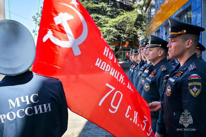 Знамя Победы подняли в МЧС России по Севастополю