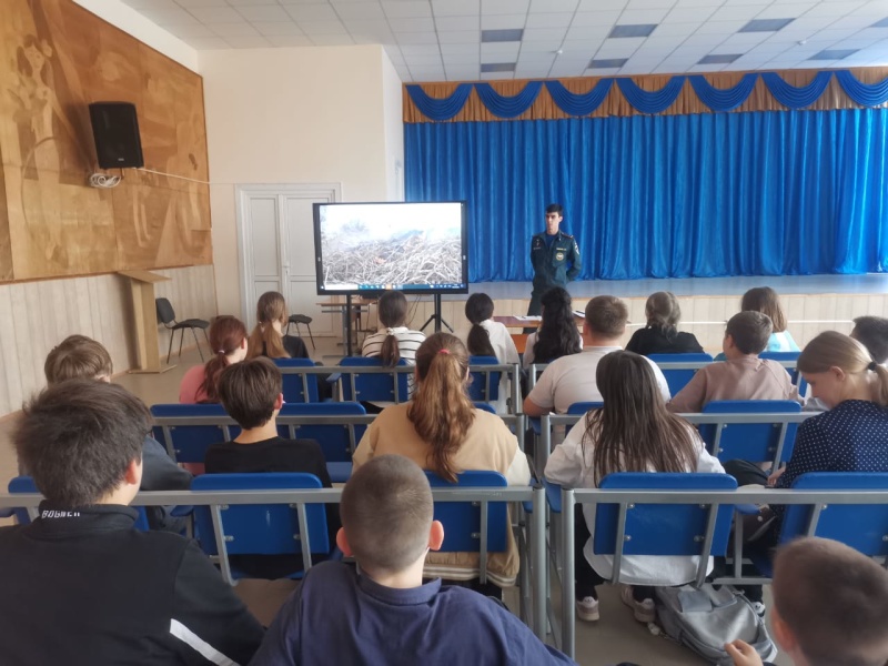 Сотрудники МЧС России продолжают открытые уроки в образовательных учреждениях