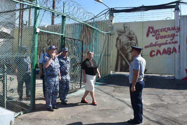 Уполномоченный Омской области по правам человека Ирина Касьянова и начальник отдела аппарата Уполномоченного Игорь Патрахин посетили исправительную колонию № 7