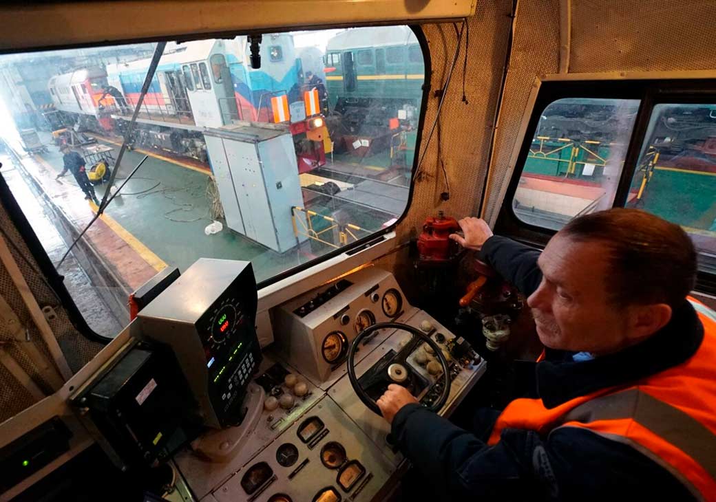 Локомотивное депо мурманск. Нарушения машинистов. Профессия помощник машиниста электровоза. Машинист тепловоза стройло. Нарушения машинистов.