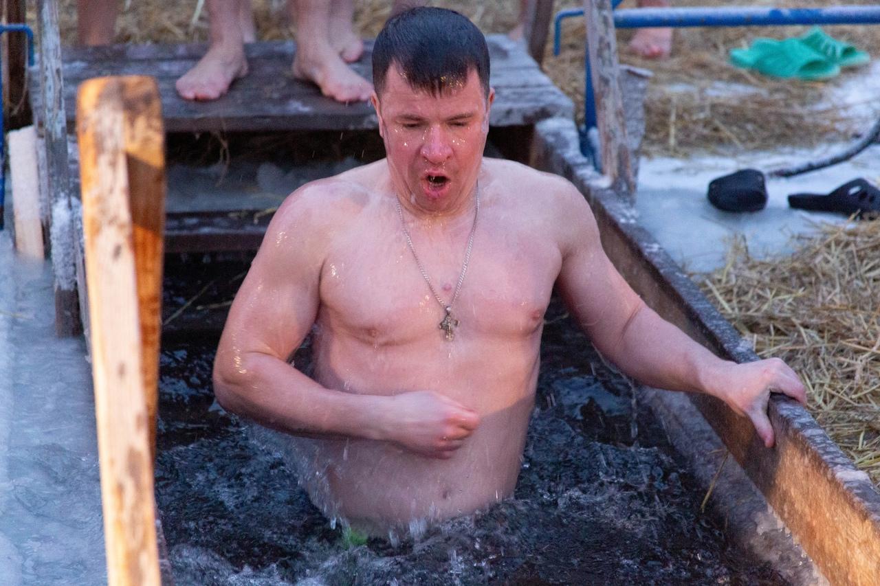 Всенощное бдение и божественная литургия. Как правильно окропить дом на крещение. Как правильно окропить дом на крещение. Как правильно окропить дом на крещение. Молитва для освящения воды в домашних условиях.