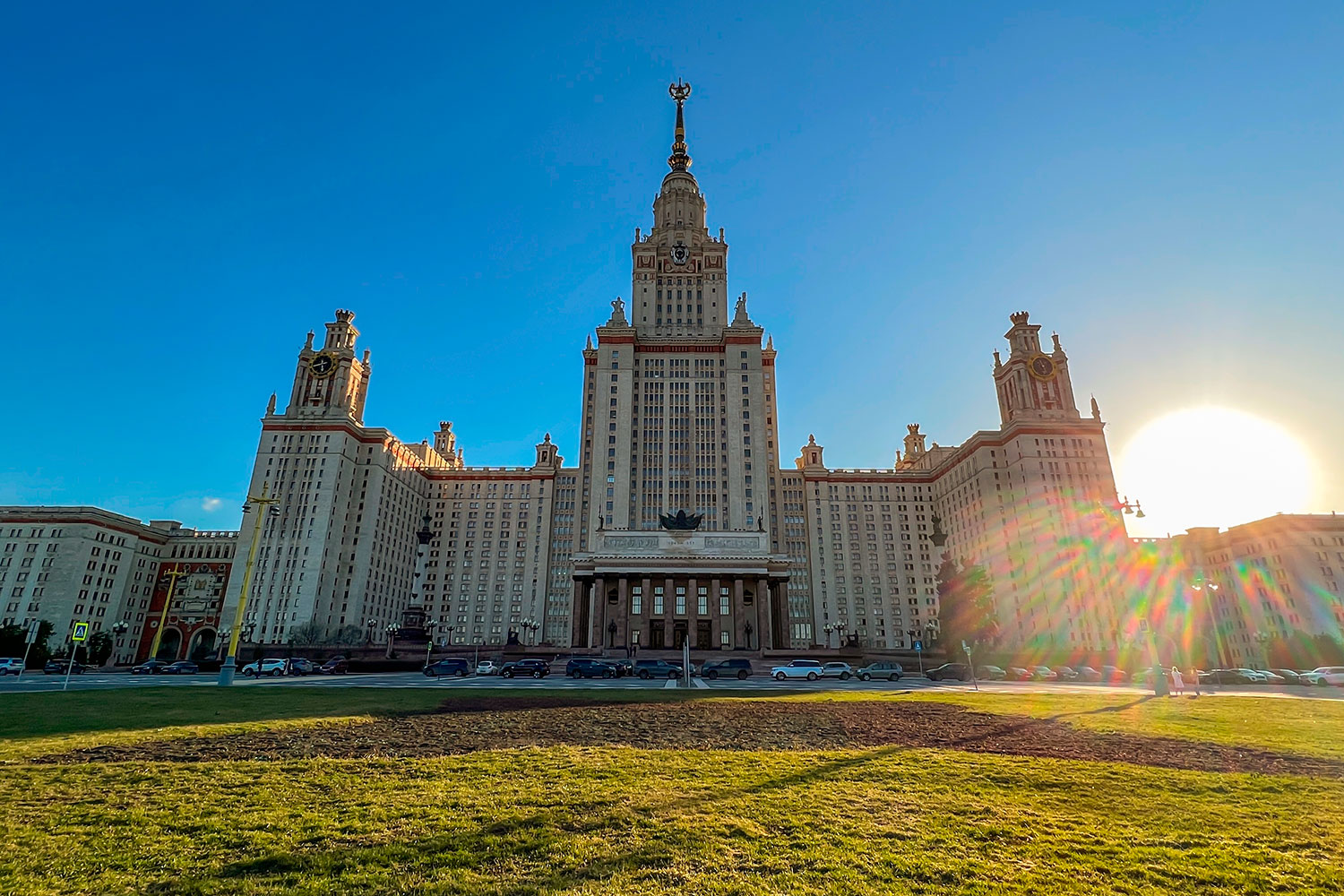 Золотая мгу. МГУ 2023. Сев МГУ. Московский государственный университет. МГУ И похожие.