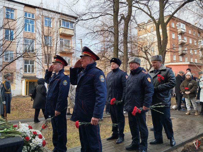 В Удмуртии руководство территориального управления Росгвардии приняло участие в церемонии возложения цветов к мемориальной доске Михаила Калашникова