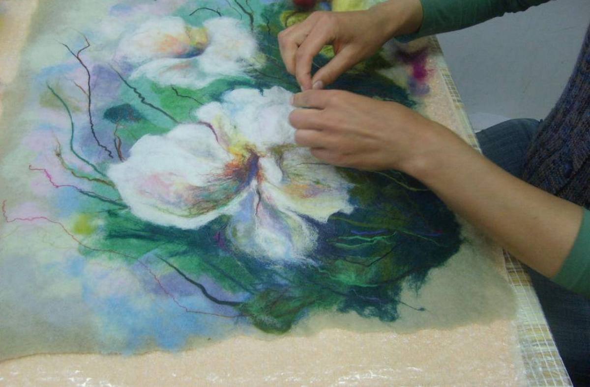 Валяние вышивка шерстью. Мокрое валяние цветов. Валяные цветы из шерсти. Мокрое валяние из шерсти. Мк мокрого валяния.