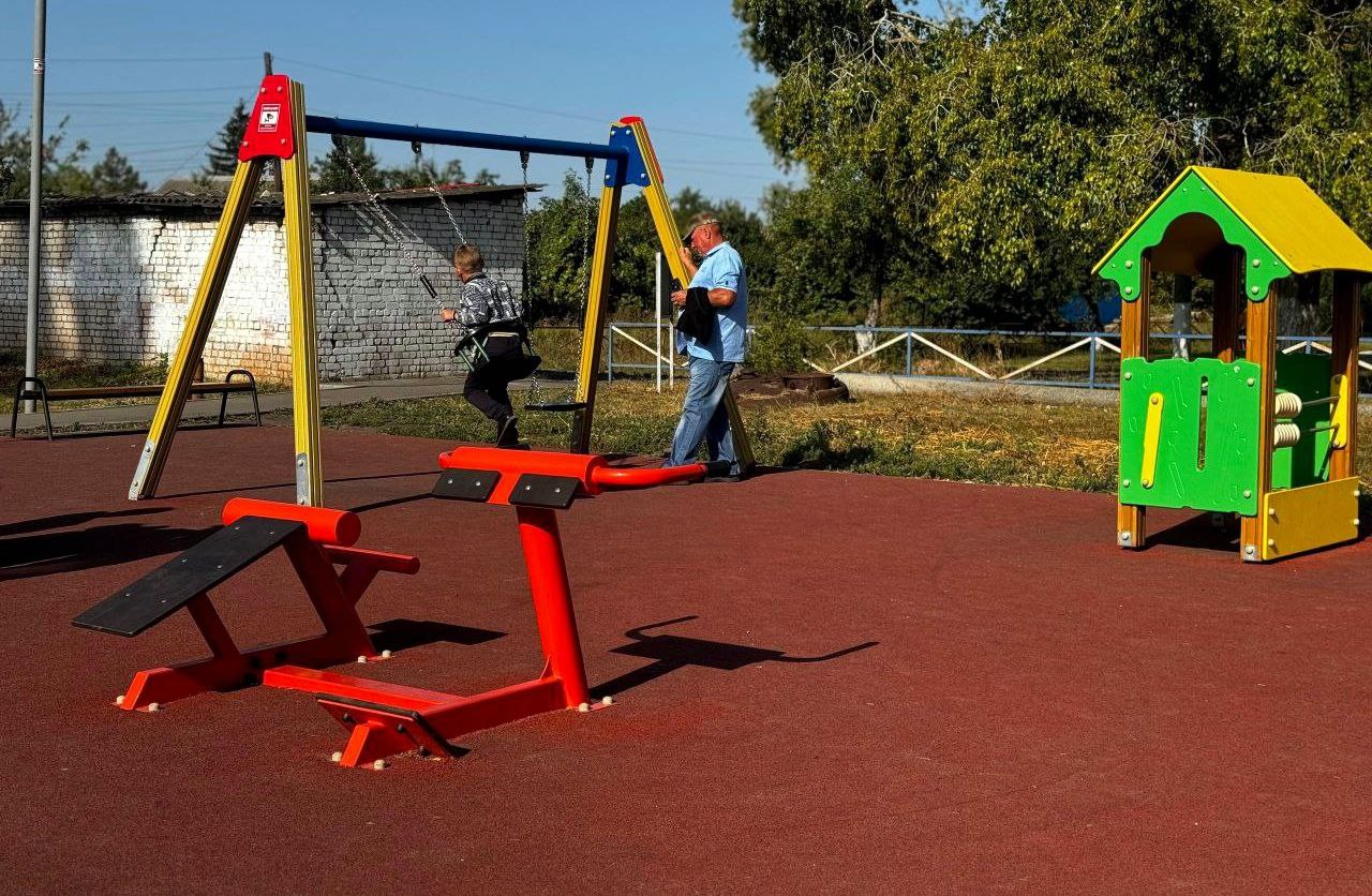 Благодаря нацпроекту в саратовских городах и поселках строят новые детские площадки