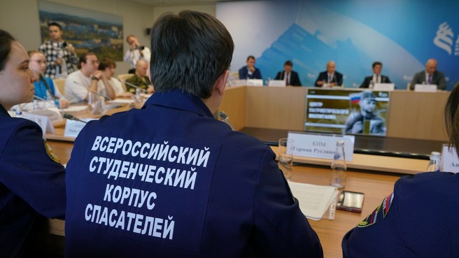 Юрий Трутнев обсудил со студентами Дальневосточного федерального университета работу по патриотическому воспитанию