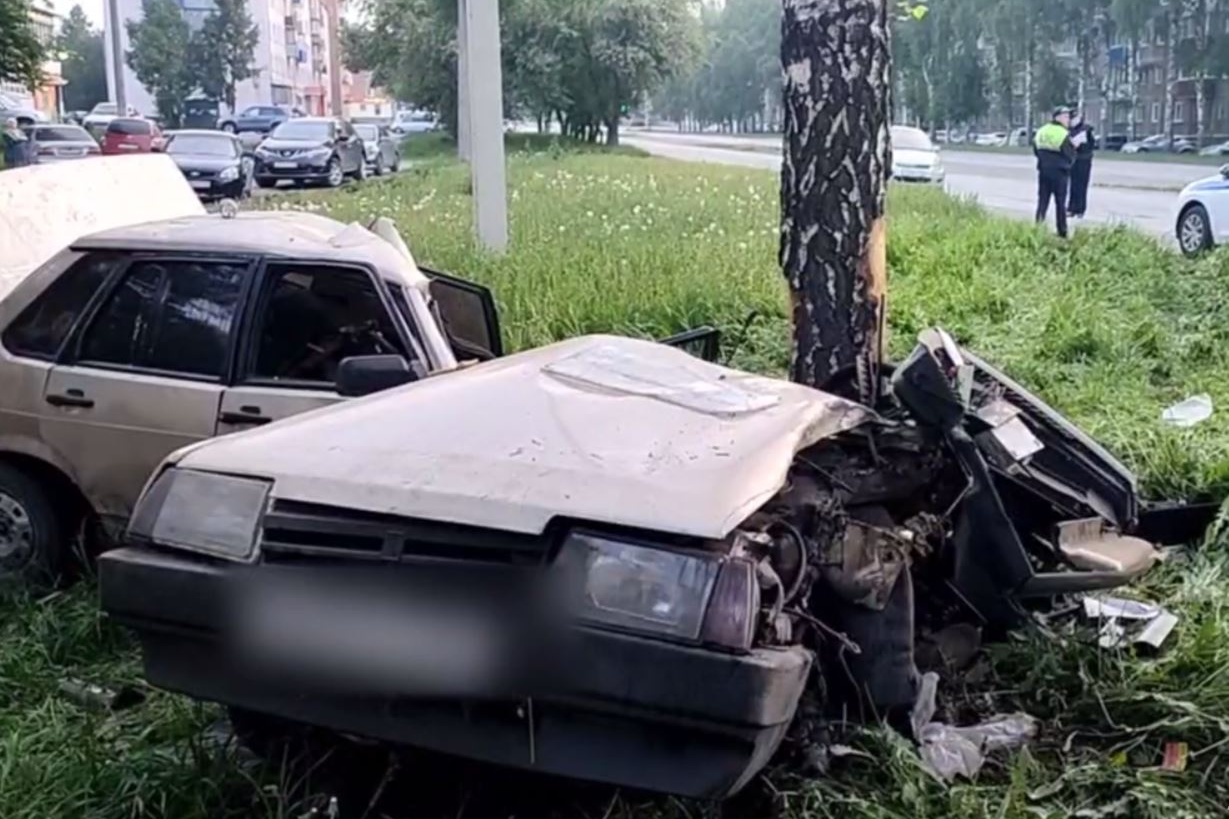 Во время сильного гололеда водитель машины не справился с управлением и врезался в забор