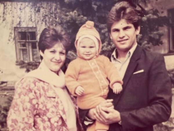 Татьяна Котова показала архивное фото с родителями