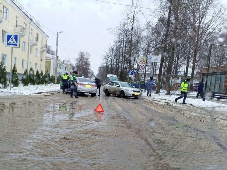 В Тверской области возле пешеходного перехода столкнулись две иномарки