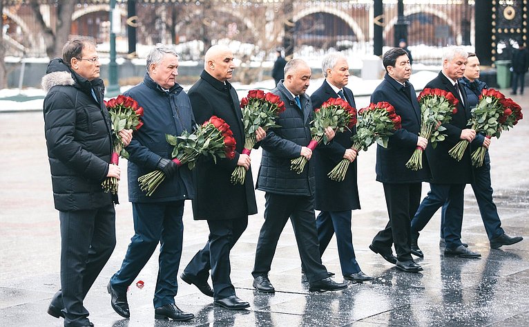 Церемония возложения венка и цветов к Могиле Неизвестного Солдата в Александровском саду, в которой вместе с главами парламентских делегаций стран – членов ПА ОДКБ принял участие Юрий Воробьев