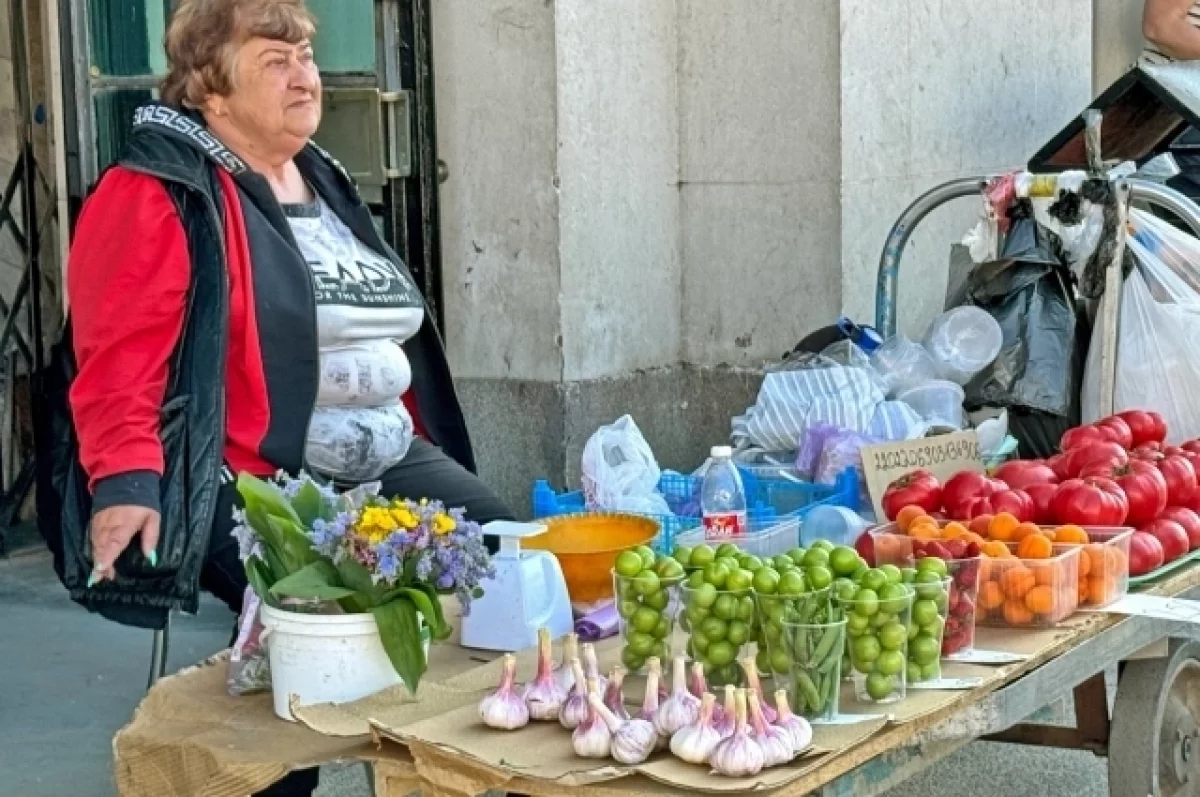 Иногда непонятно, своим ли урожаем торгуют люди на развалах у метро.