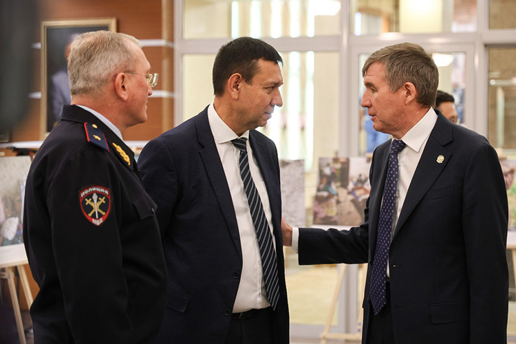 Мидхат Шагиахметов (справа) отметил, что для выполнения задач на следующий год нужна «предельная концентрация»