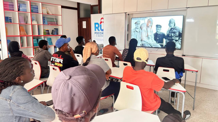 День полярного кино в Танзании. Фото соцсети Бориса Дворкина