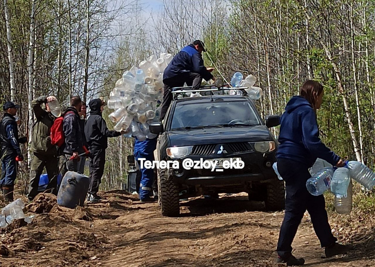 Волонтеры собираются на следующую точку, чтобы тушить пожар