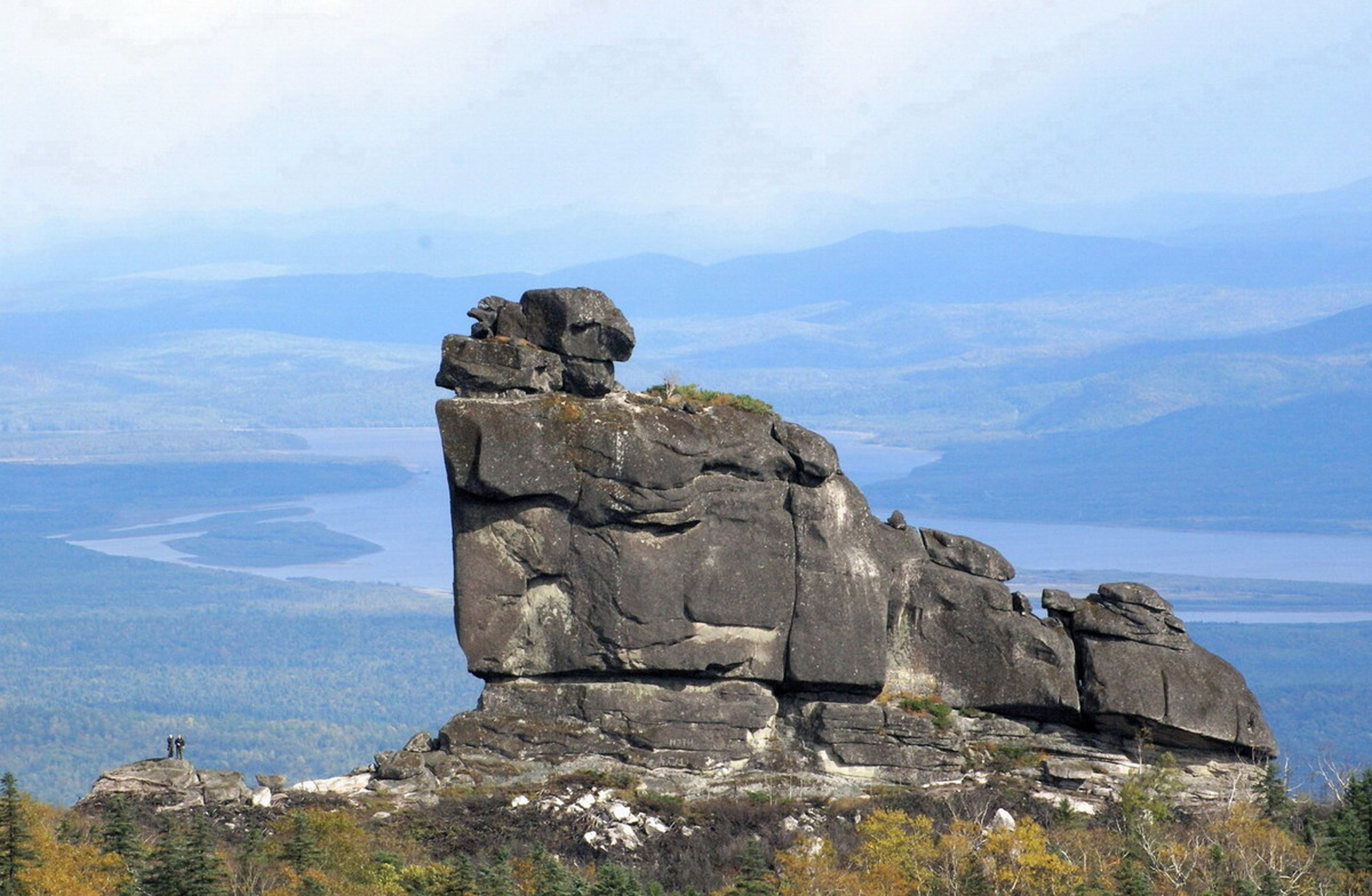 2 памятника природы. Амурские столбы Хабаровского края. Амурские столбы, шаман-камень. Шаман гора Хабаровский край. Амурские столбы Комсомольск на Амуре.