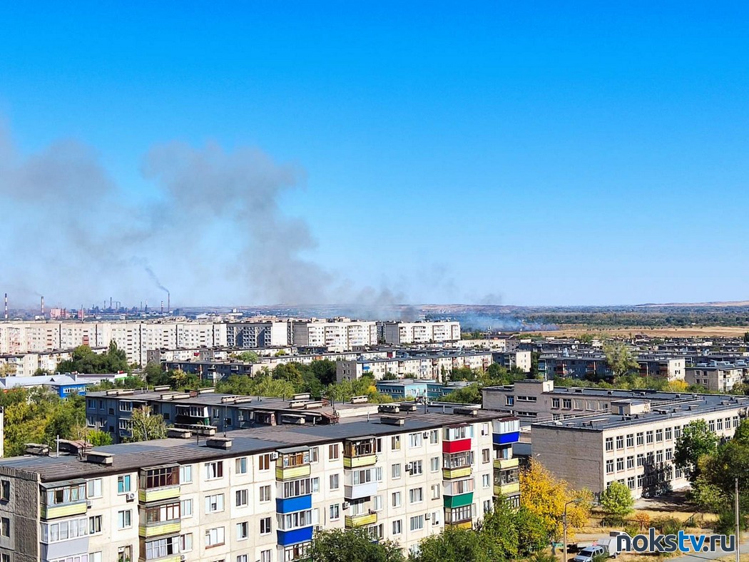 Новотроицк сегодня. Новотроицк. Небо в дыму. Пожар в Новотроицке на библиотечной. Дым столбом предложения.