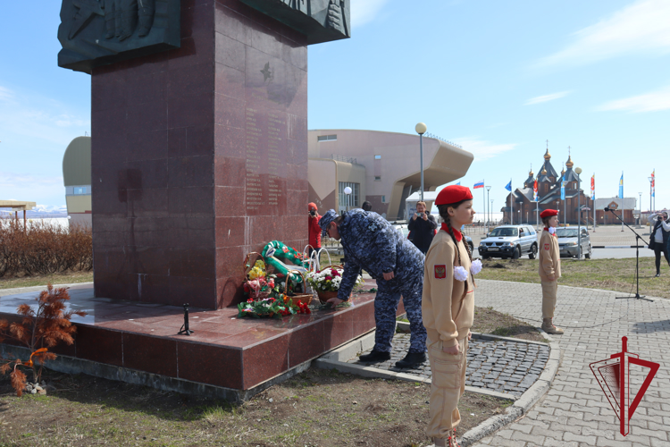 В столице Чукотки росгвардейцы приняли участие в патриотической акции, приуроченной ко Дню России 