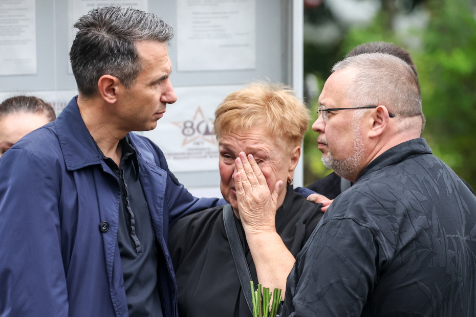 Губернатор Вологодской области Георгий Филимонов и президент Российской академии образования Ольга Васильева (слева направо) перед началом церемонии похорон бывшего министра транспорта РФ Романа Старовойта