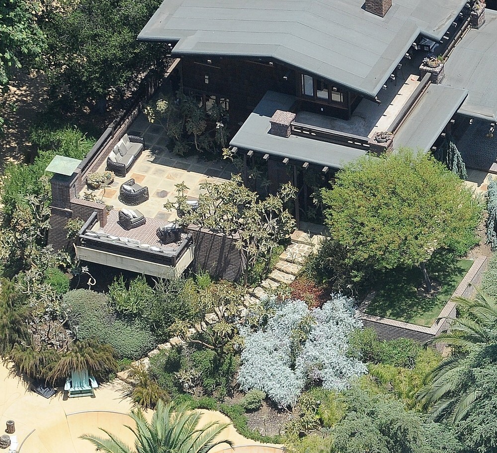 Брэд Питт продал свой легендарный особняк на Голливудских холмах
