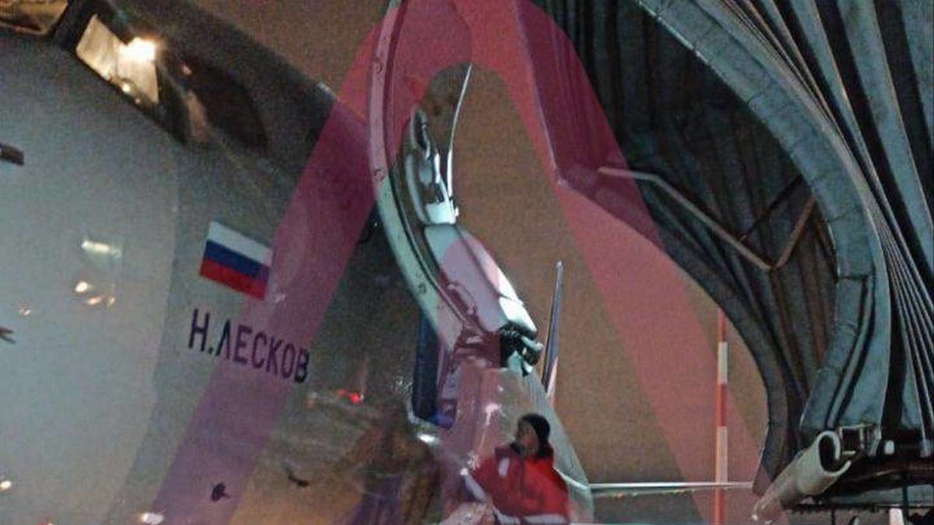 Инцидент в шереметьево. Трап Шереметьево. Телетрап в Шереметьево. Протаранил самолет в Шереметьево. Телескопический трап Шереметьево.