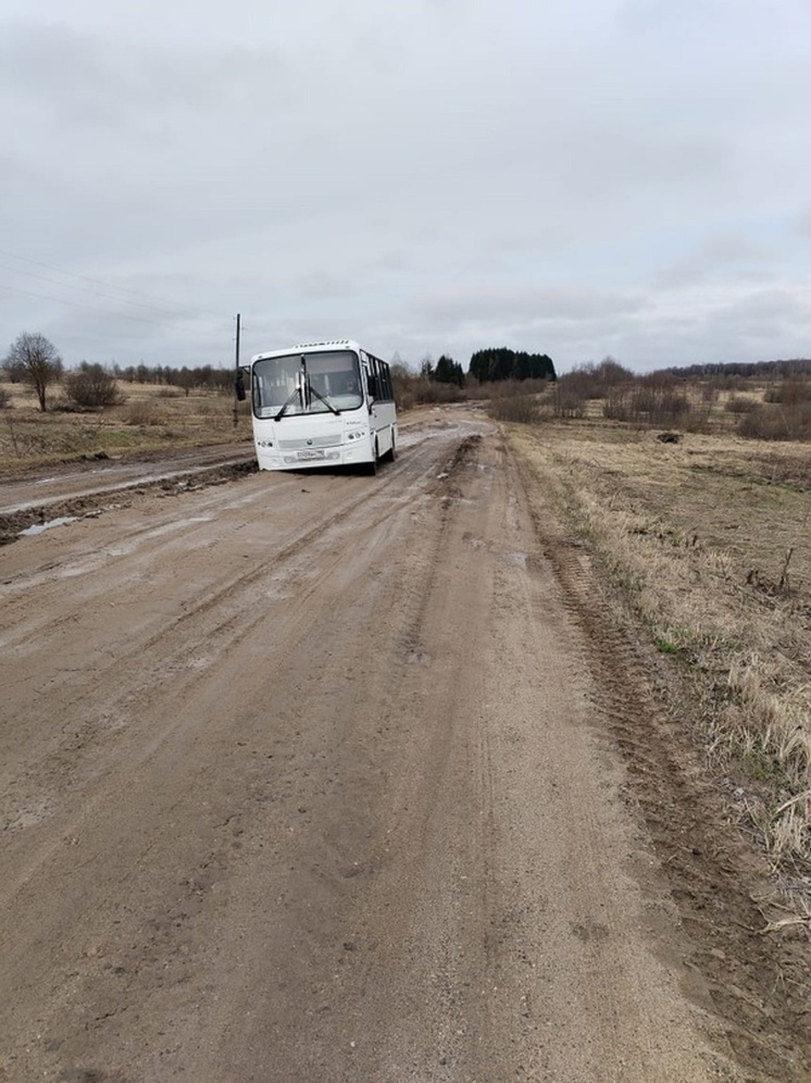 В Переславском районе автобус увяз в дорожном покрытии