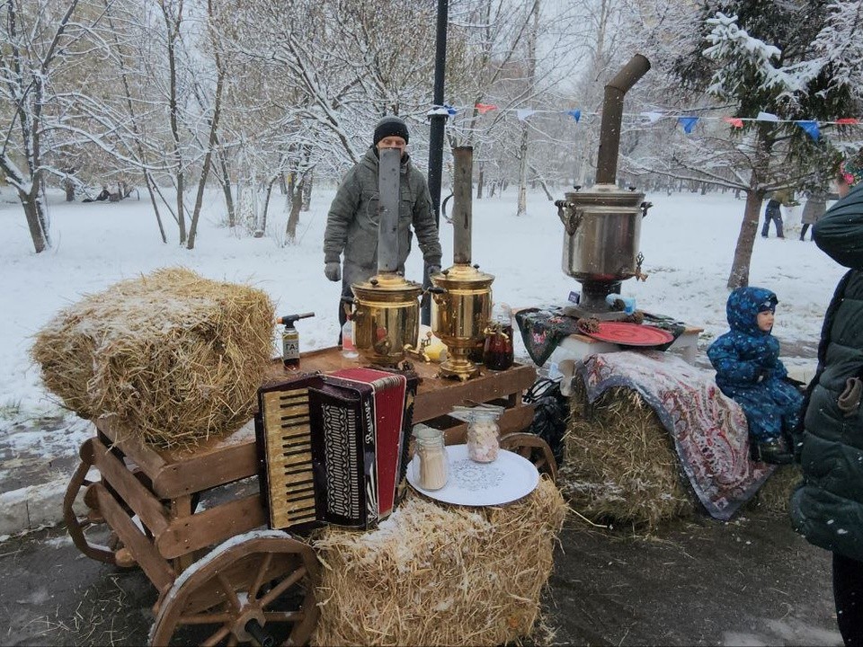 Посетители Центрального парка угостились чаем с баранками