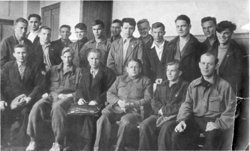 Директор института Аркадий Качко сфотографировался со студентами, которые первыми ушли на фронт