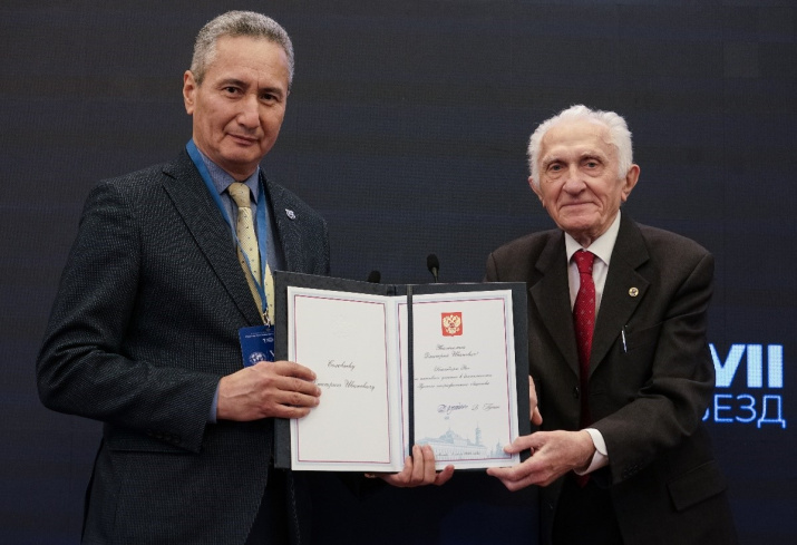  Почётный президент Русского географического общества В. Котляков вручает Благодарственное письмо Президента РФ Д. Соловьеву. Фото: РГО
